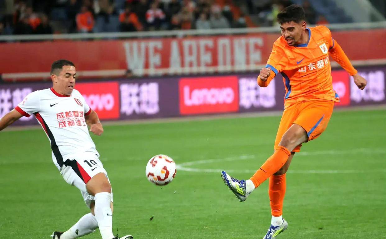 某队遭遇惨败，球员面临巨大压力