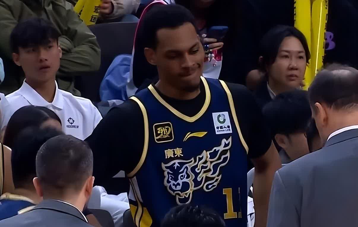 某队遭遇惨败，球员面临巨大压力