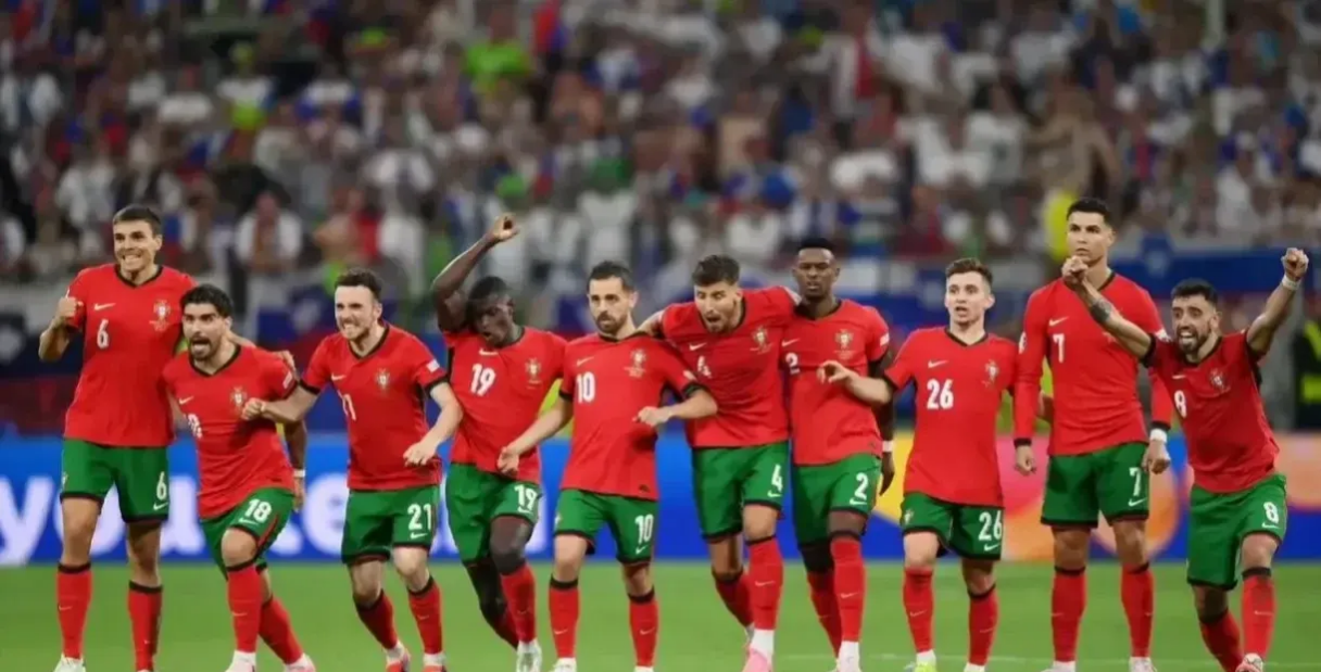 包含欧洲豪门球队的搏斗，冠军宝座将属于谁？的词条