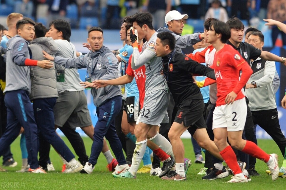 纷争不断！国内足球明星竞技激烈