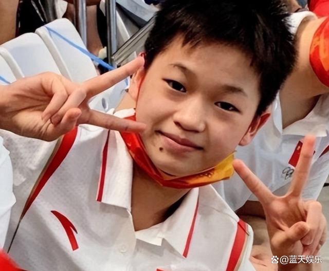 某队在大赛中扬眉吐气，赢得赞誉与掌声