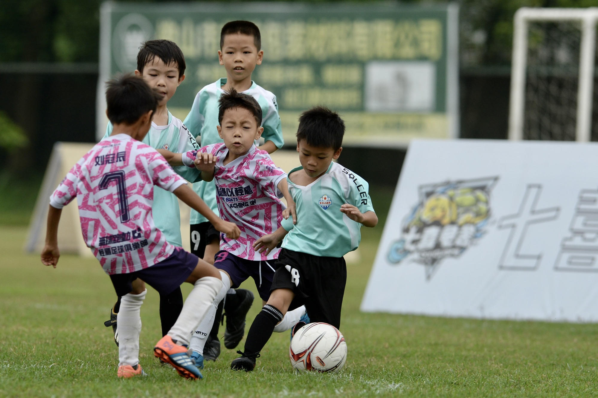 包含球员们在场上卖力拚搏,用实际行动演绎着赛场较量的词条 包含球员们在场上卖力拚搏,用实际行动演绎着赛场较量的词条