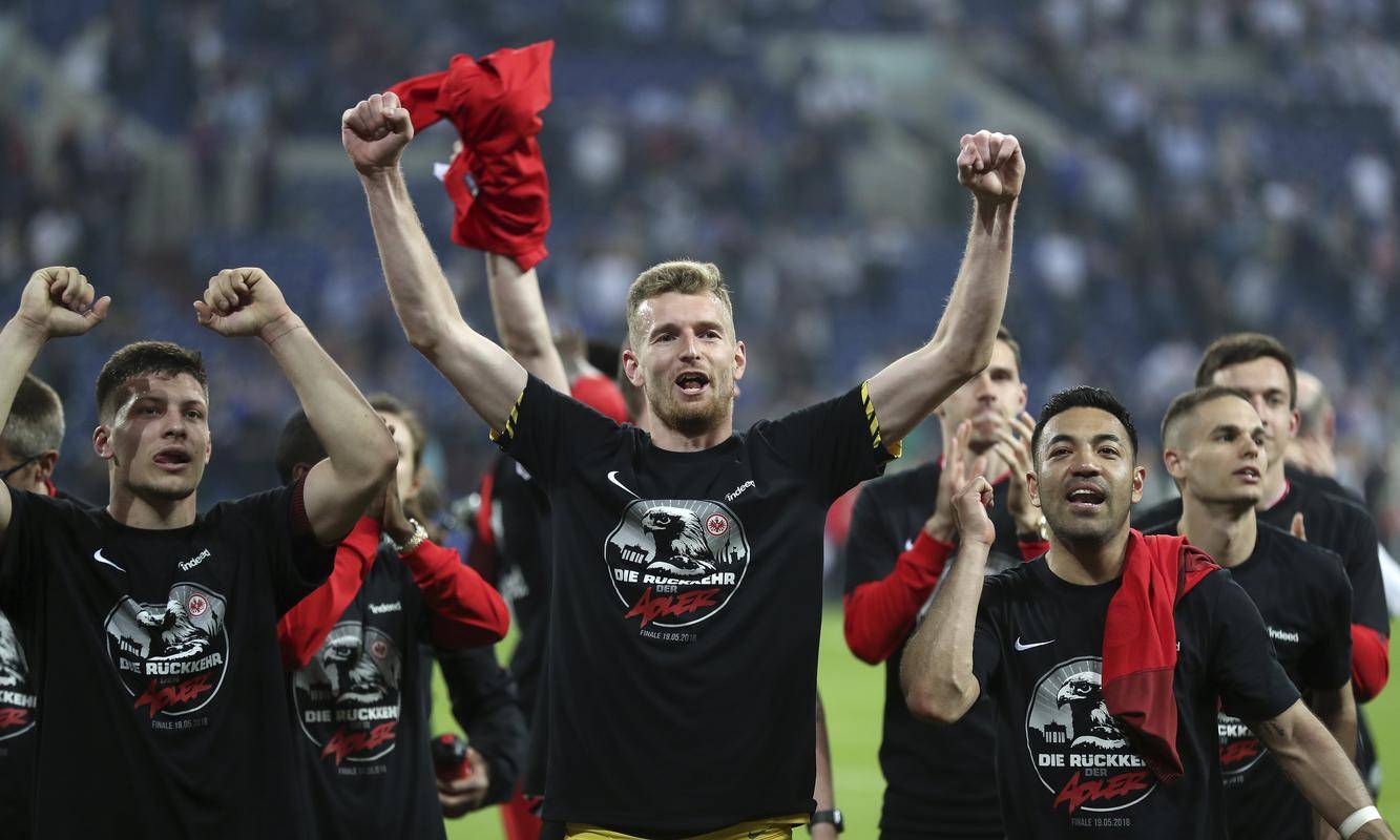 里昂队前锋破门建功，助球队赢得胜利