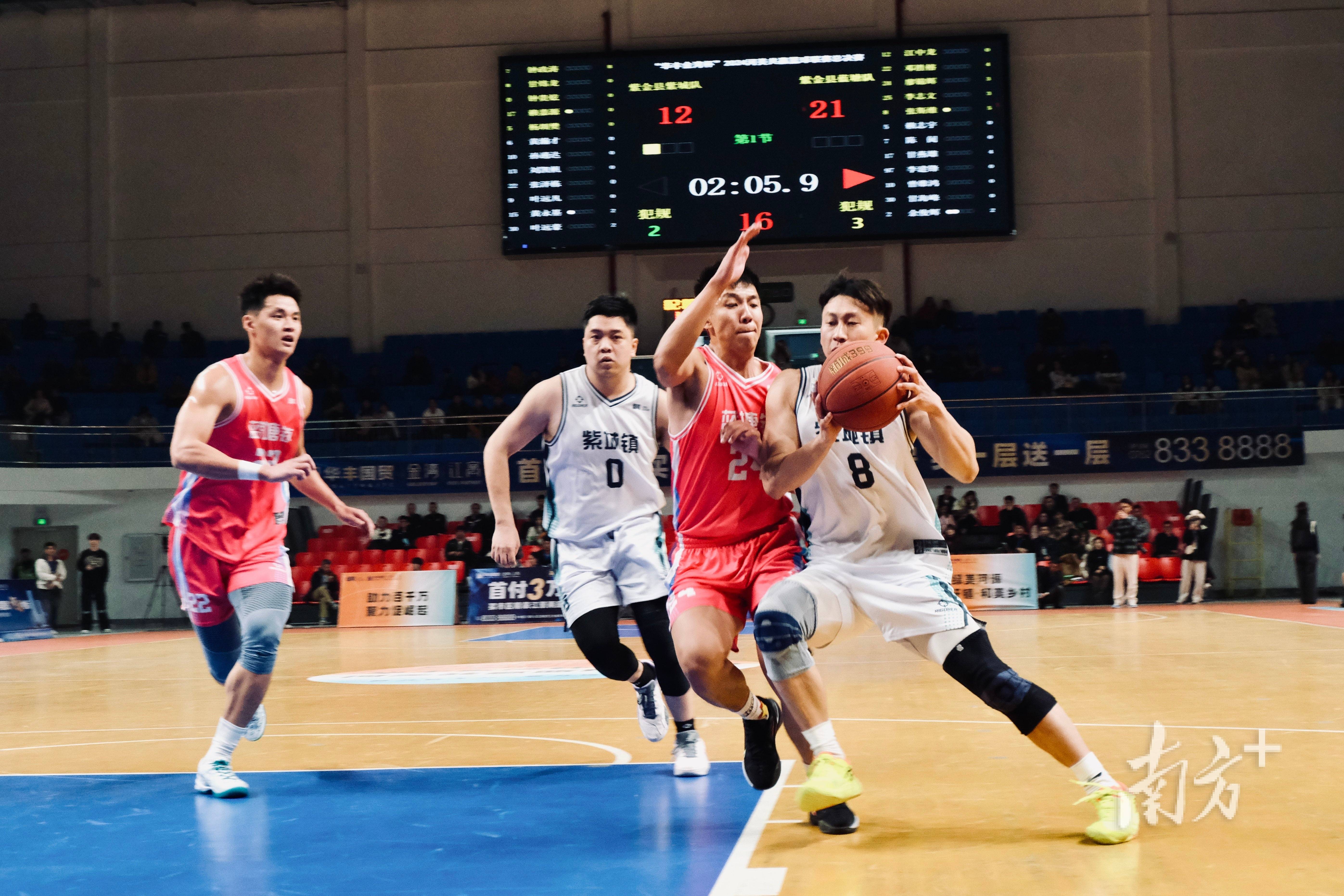 国内篮球联赛精彩纷呈,球员们全力以赴 国内篮球联赛精彩纷呈,球员们全力以赴