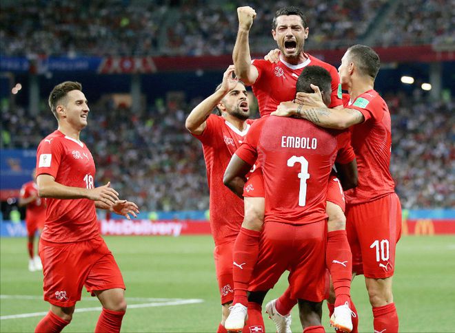 法国队与瑞士队激烈对抗，最终获胜