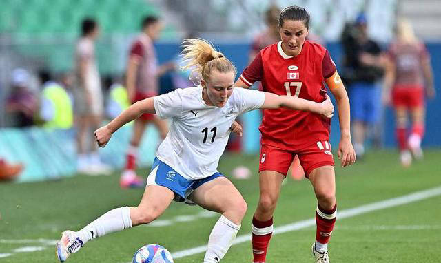 法国女足队员在比赛中展现出色战术表现