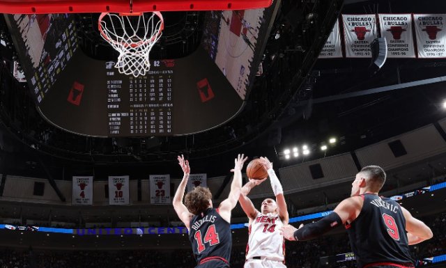 热火激战公牛外线火力全开队员发挥精彩