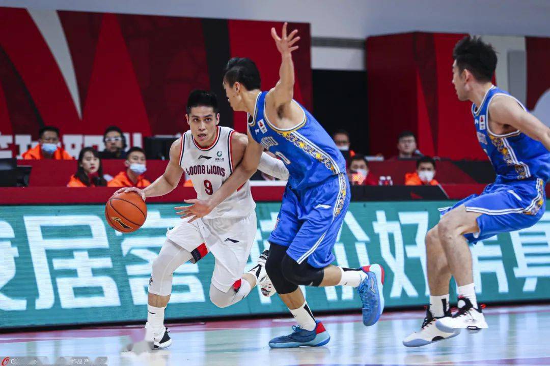 球队在新赛季中继续保持领先位置