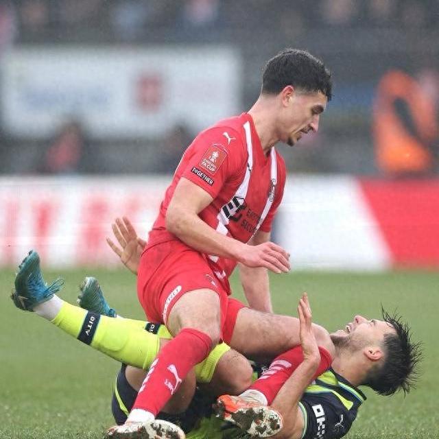 球员们轮番上场,体力消耗大,比赛激烈的简单介绍 球员们轮番上场,体力消耗大,比赛激烈的简单介绍