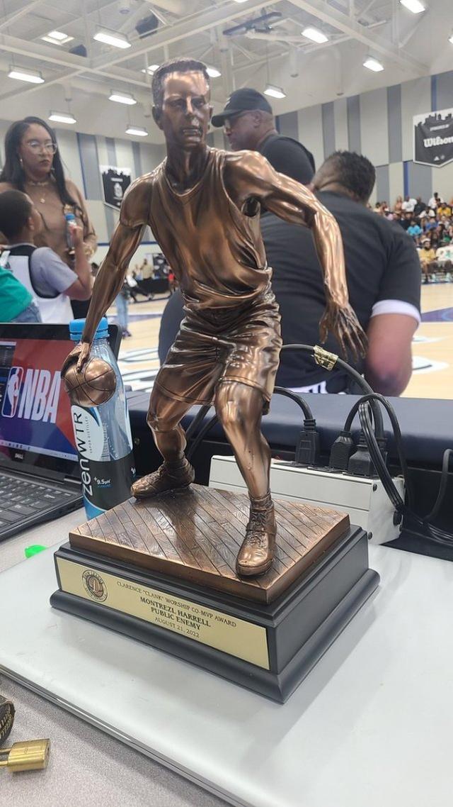 尤文图斯后卫接受本赛季最佳防守球员奖杯的简单介绍