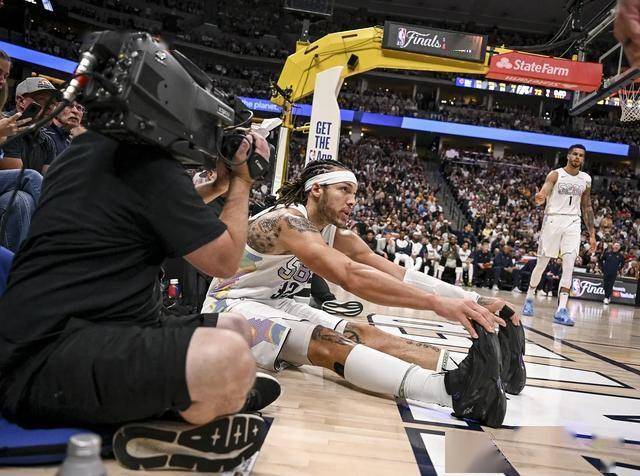 德雷蒙-格林带伤出战掘金，主教练为球员表现赞不绝口