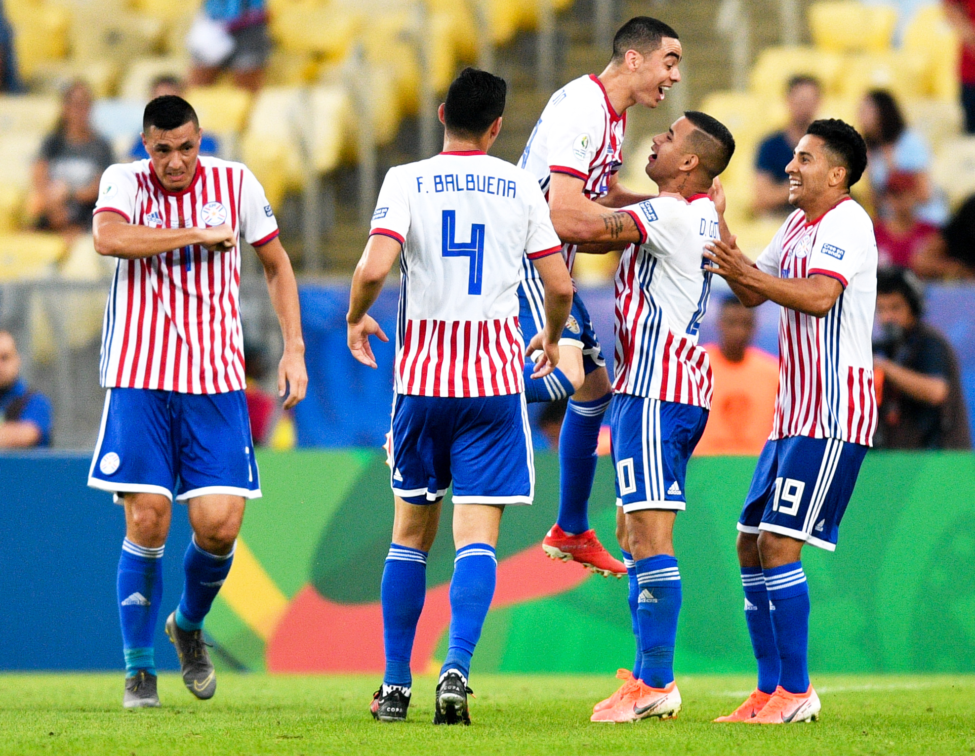 足球巨星在比赛中展示出色表现 足球巨星在比赛中展示出色表现