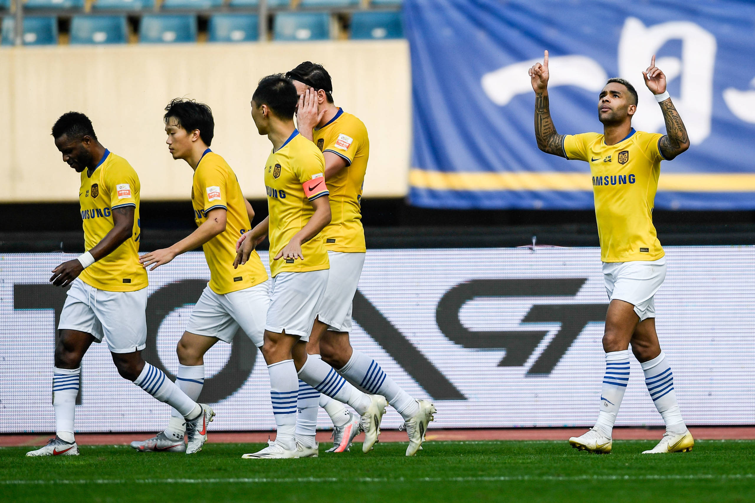 体育场抖擞着朝气,悬念和激情并存 体育场抖擞着朝气,悬念和激情并存