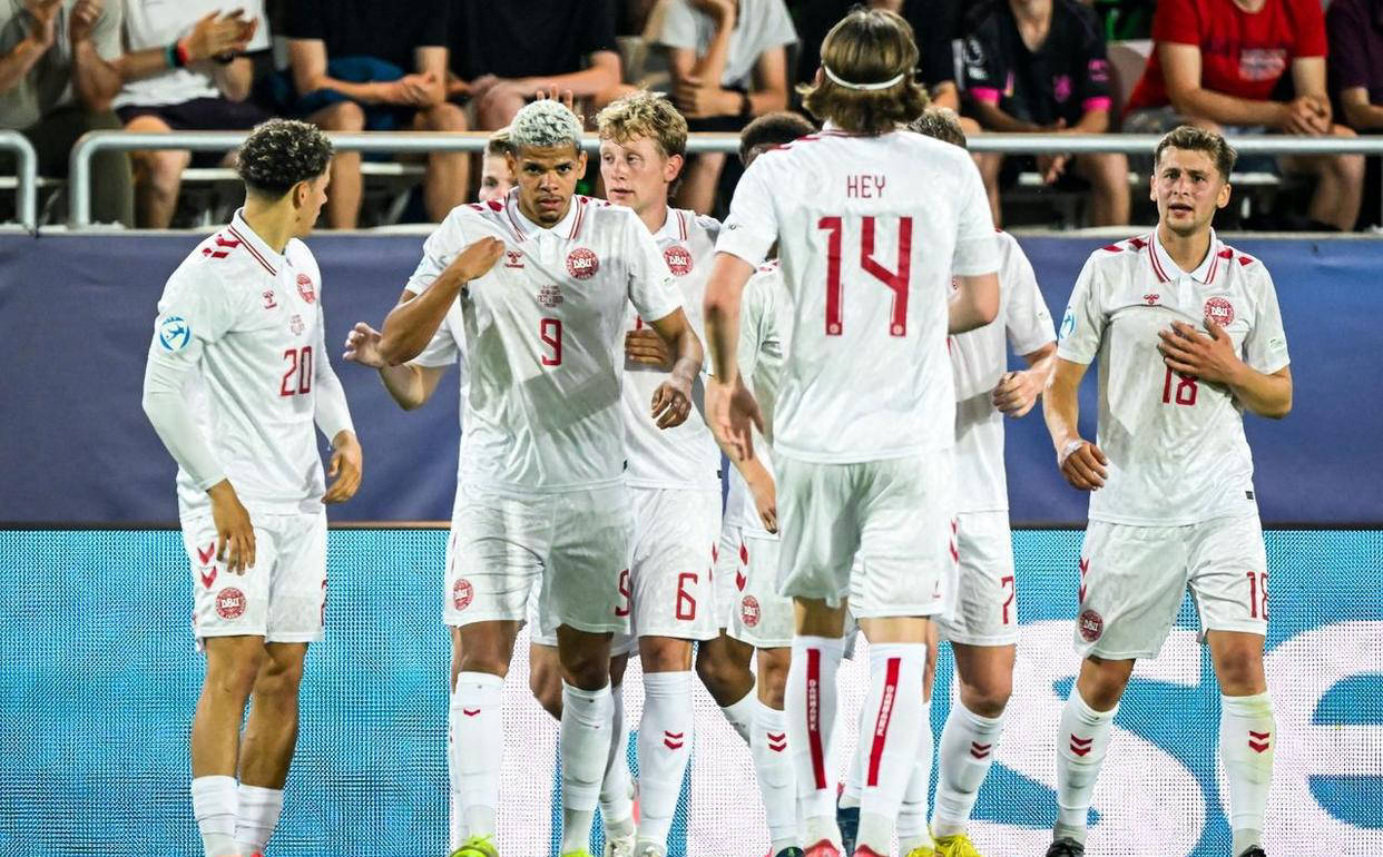 丹麦队球员攻入制胜一球 丹麦队球员攻入制胜一球