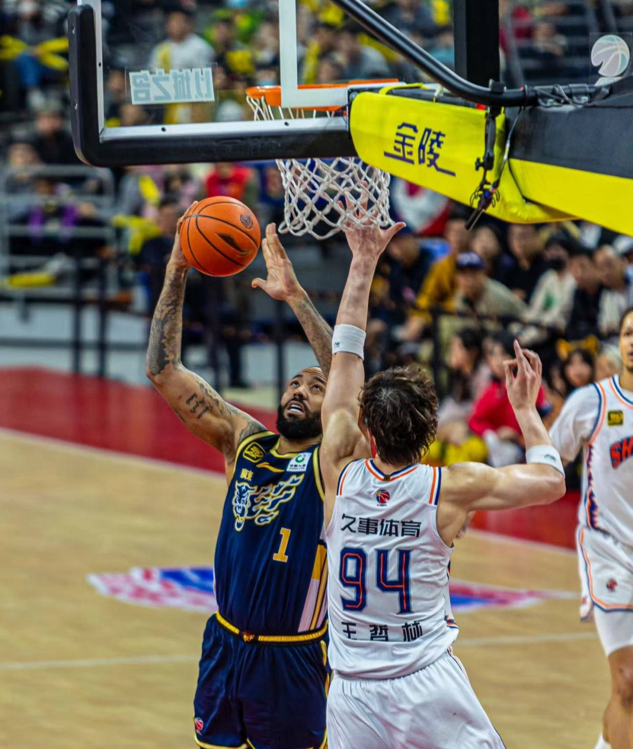 客场比赛中球队实现连胜，表现抢眼