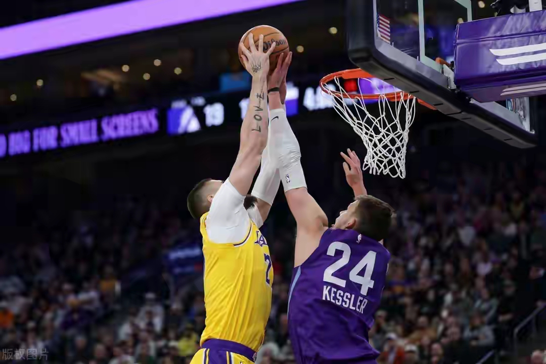 香港篮球赛场上掀起狂潮，掀起观众狂热