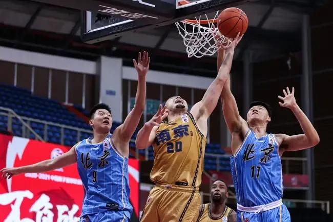 强劲的球队再次跻身胜利行列