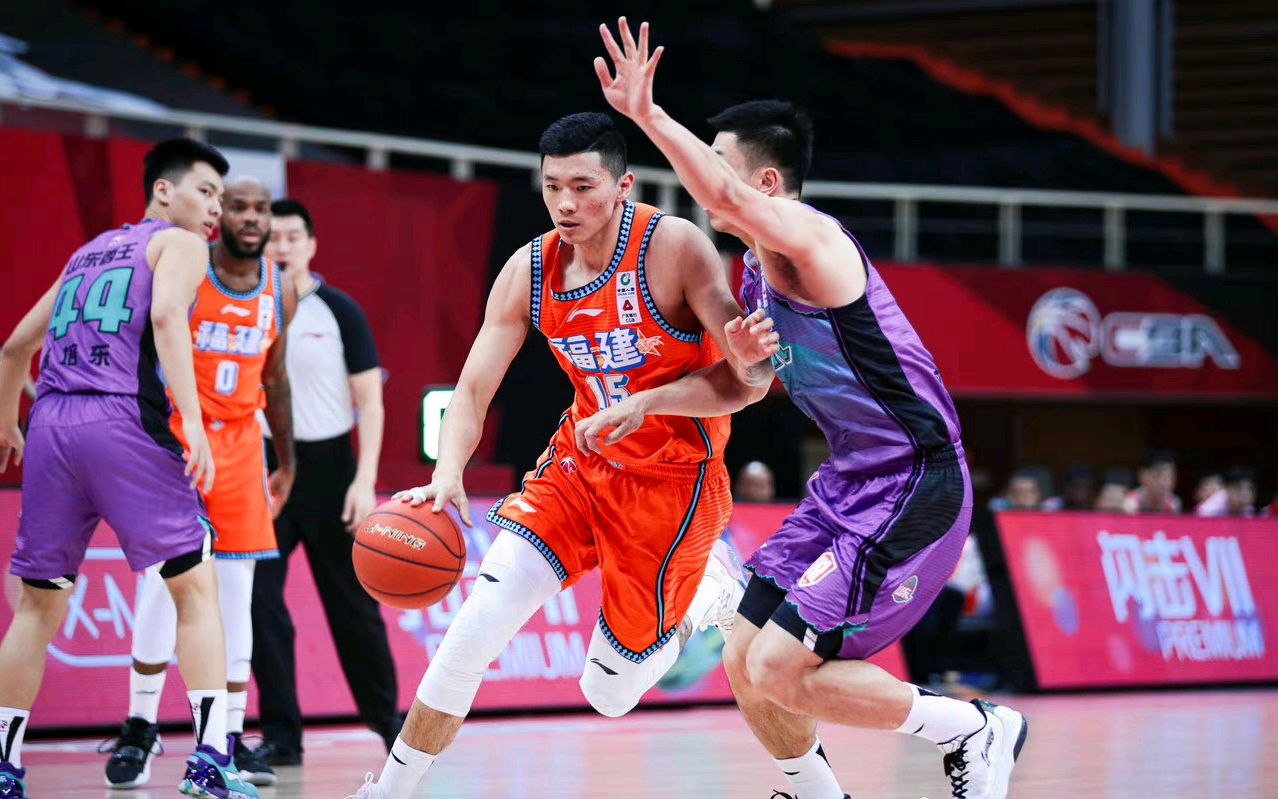 纷繁复杂的球场对决,胜负难料 纷繁复杂的球场对决,胜负难料