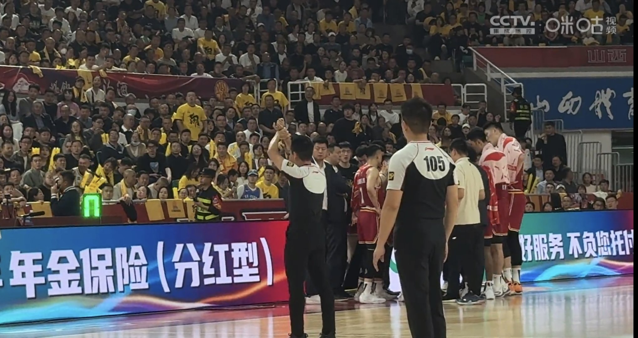 一场激烈对决引发了球迷们的热烈讨论 一场激烈对决引发了球迷们的热烈讨论