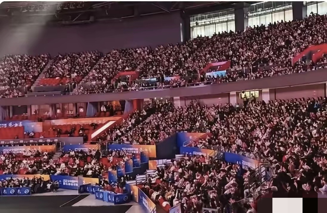 一场激烈对决引发了球迷们的热烈讨论 一场激烈对决引发了球迷们的热烈讨论