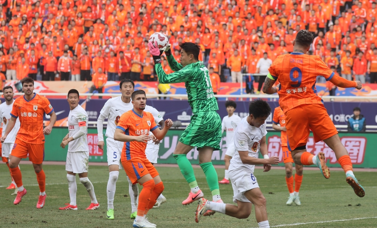 著名教练率领球队在最近比赛中取得胜利