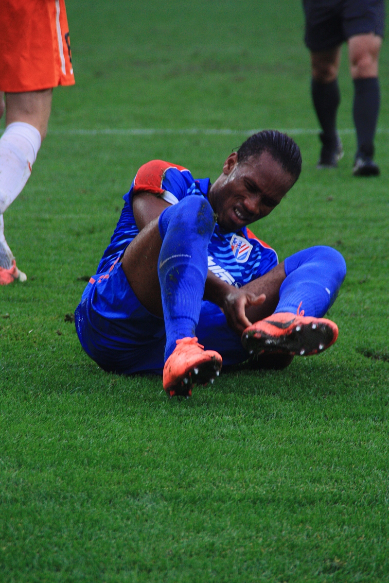 职业球员在赛场上展现出色技术 职业球员在赛场上展现出色技术