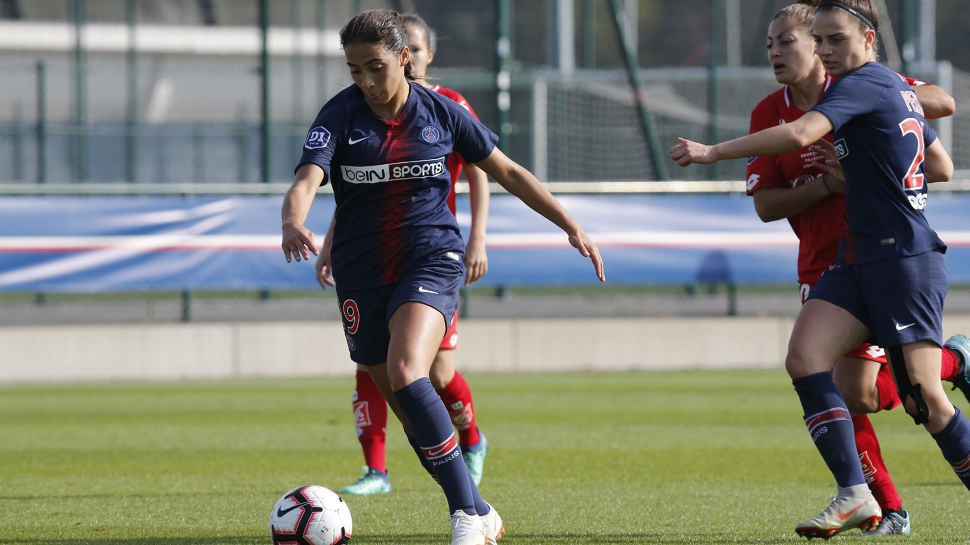 法国女足在比赛中领先对手取得胜利