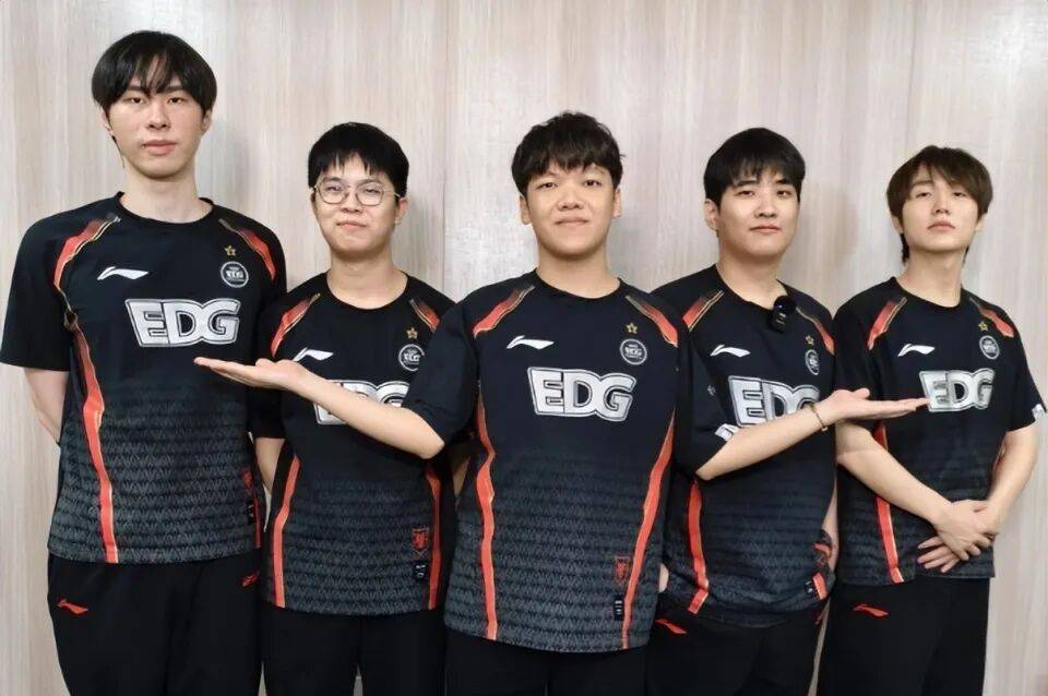 包含EDG轻取PSG，Scout团战一打五强强对话四强赛，引爆全场热议的词条
