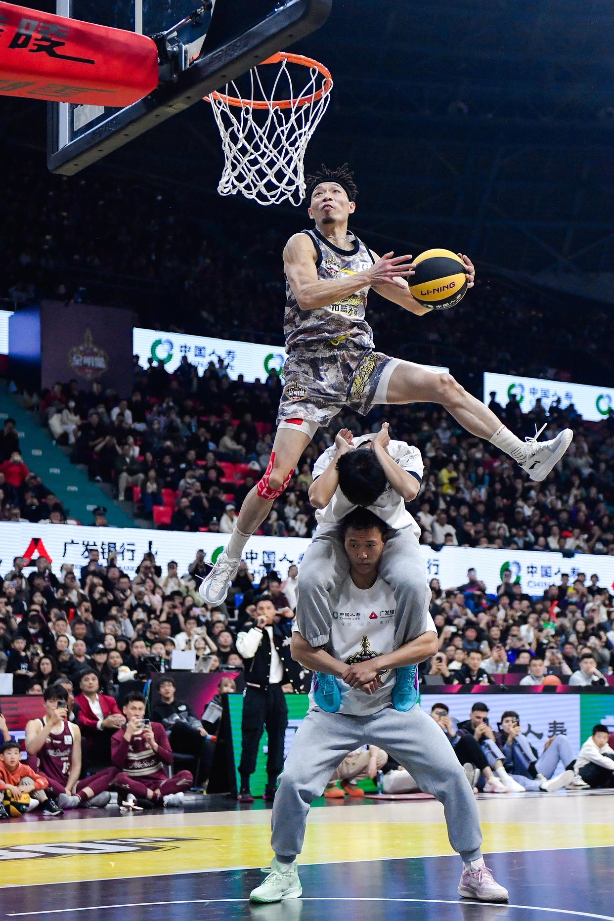 篮球联赛冠军夺冠瞬间,精彩纷呈 篮球联赛冠军夺冠瞬间,精彩纷呈