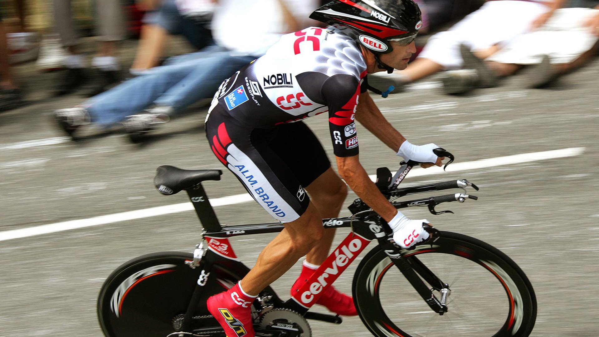 速度之耀与节奏之舞，当引擎轰鸣遇见后撤步回响